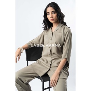 Ensemble coordonné pour femme avec col châle en rayonne de viscose grise et manches incurvées - Product Image 2