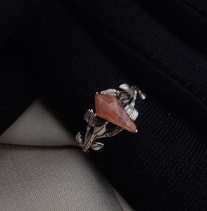 แหวนเงินแท้ 925 ประดับพลอยซันสโตนทรงว่าว ตัวเรือนแบบหนามเตย งานแฮนด์เมด เครื่องประดับพลอย ขายส่ง รับสั่งทำ - Product Image 1