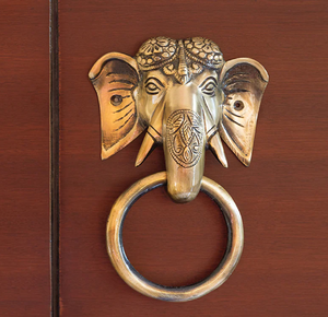 Heurtoir de porte en laiton massif argenté audacieux et élégant pièce d'entrée de maison unique en métal coulé robuste disponible au prix de gros - Product Image 2