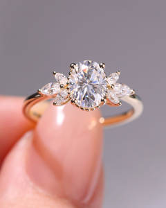 Bague de fiançailles en diamant taillé ovale 10x8mm | Grappe florale de pierres latérales marquises | Mariage de mariée en argent sterling plaqué or 18 carats - Product Image 3