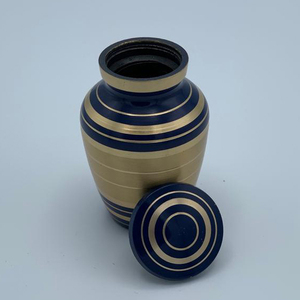 Mini urnes commémoratives fabriquées à la main à la perfection, gravées avec un design unique, petite urne de crémation souvenir par AYAANS - Product Image 1