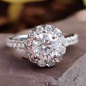 Hermoso Anillo de Diamante Moissanite Halo para Mujer en Oro de 10k para Boda y Compromiso - Product Image 1