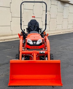 Tracteur Kubota BX23S avec chargeur frontal et pelle arrière, accessoires de tondeuse disponibles également. - Product Image 4