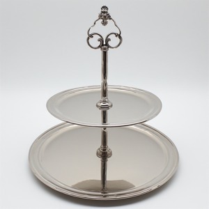 Support décoratif à gâteau en métal martelé avec base ronde surélevée conçu pour la présentation de desserts haut de gamme lors d'événements - Product Image 2