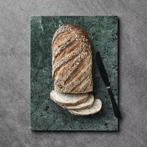 Planche à découper en marbre élégante qui rehausse le décor de la cuisine moderne tout en répondant aux besoins de préparation et de service des aliments - Product Image 1