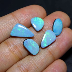 Doublet d'opale australienne naturelle Cabochon pierre précieuse en vrac Opales australiennes de feu vert mélange de forme pierre précieuse en vrac - Product Image 3