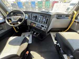 รถบรรทุก Cascadia 126 Sleeper ปี 2021 มือสอง สภาพพร้อมใช้งาน สะอาด พร้อมส่งออก - หลังคาสูง 455 แรงม้า เกียร์อัตโนมัติ Dt12 12 สปีด - Product Image 2