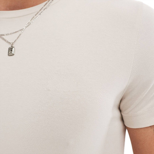 T-shirt pour homme OEM en tissu doux pour la peau, coupe équilibrée et moderne, pour impression personnalisée et commandes en grande quantité - Product Image 3