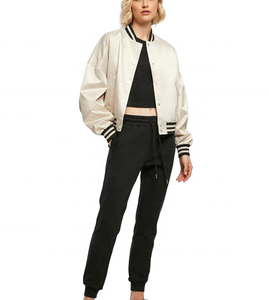 Nuevo estilo, venta al por mayor, chaqueta Varsity de satén personalizada para damas, chaqueta Varsity de satén bordada, vendedor superior, chaqueta recortada de satén para mujer - Product Image 3