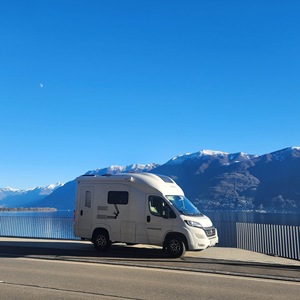 Caravane, camping-car, autocaravane pour les voyages, les aventures en plein air et les expéditions de camping. - Product Image 4