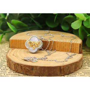 Collana con Ape in Madreperla e Argento Sterling, Eleganti Ciondoli e Charms in Perla - Product Image 2