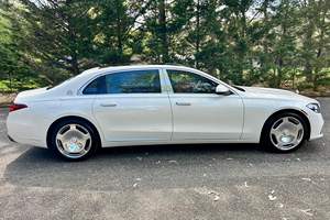 Maybach S580 4Matic Sedán 2022 ~7,300 Millas, Motor V8 Biturbo, Tracción en las Cuatro Ruedas, Equipamiento de Alta Gama, Mayormente sin Modificaciones - Product Image 3