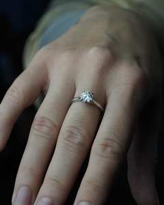 Anillo de compromiso de diamantes de corte brillante de 6,5mm | Diseño solitario clásico | Novia minimalista de plata de ley chapada en oro de 18 quilates - Product Image 4