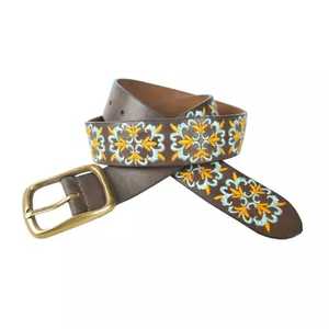 Cinturón de piel de vaca genuina 100% Diseño de bordado floral de alta calidad con hebilla de aleación Precio al por mayor - Product Image 1