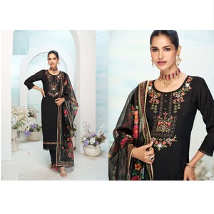 Costume en pur coton à la demande avec ensemble Dupatta imprimé pour femmes, fournisseur de vêtements ethniques en gros disponible au meilleur prix - Product Image 1