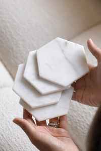 Juego de Cuatro Posavasos de Mármol Hechos a Mano, Decoración Minimalista Moderna de Lujo para el Hogar, Regalo Perfecto para Ella y Él - Product Image 2