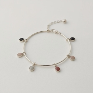 Bracelet chaîne minimaliste en or massif avec breloques multi-coussins et accents de tons mélangés, bijoux fins modernes de luxe certifiés GIA, OEM - Product Image 3