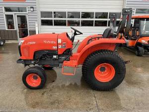เกียร์ 8 สปีดเดินหน้า 4 สปีดถอยหลัง (Synchro-Shuttle) รถแทรกเตอร์ Kubota L2501 มือสอง 25 แรงม้า เกียร์ 4WD สำหรับขาย - Product Image 2