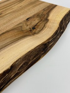 Grande planche à découper rectangulaire en bois avec coins arrondis, fabriquée à partir de bois certifié FSC et couteau à fromage en acier inoxydable - Product Image 5