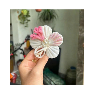 Pinces à cheveux faites à la main avec des coquillages naturels pour le style nautique, la mode de plage et des tenues d'inspiration côtière - Product Image 2