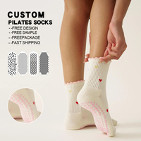 Chaussettes Club Grip Mini Heart Petal Trim Rouge Bleu Blanc Crew Demi-Mollet Antidérapantes Chaussettes de Yoga et de Pilates