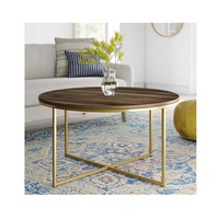Table basse en bois rustique récupéré, apportant une texture naturelle chaleureuse et un charme intemporel aux intérieurs d'habitation confortables, fonctionnelle et raffinée