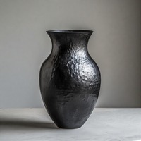 Vase en aluminium noir vieilli Obsidian Aura, détails rustiques, motif floral en relief, style côtier, fait main, écologique, pour la maison