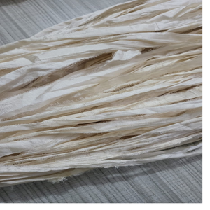 Rubans de soie sari de couleur ivoire recyclé sur mesure de 1 pouce idéal pour les projets d'art et d'artisanat pour la revente - Product Image 1