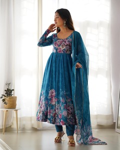 Ensemble Kurta en Soie Organza Pure Imprimée avec Dupatta et Palazzo – Tenue Indienne de Créateur pour Femme, Idéale pour Tenue Décontractée, Festive, Mariage ou Soirée - Product Image 2
