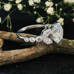 Anillo de Compromiso de Lujo Cristiano Art Deco con Diamante Solitario de Corte Brillante Redondo de 3 Ct, Certificado IGI, en Oro Sólido de 14K - Product Image 5