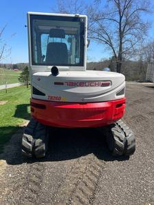 รถขุดขนาดเล็กแบบตีนตะขาบ สภาพดี ปี 2019 ยี่ห้อ Takeuchi รุ่น TB260 พร้อมบุ้งกี๋ขนาด 0.12 ลบ.ม. สำหรับงานก่อสร้าง ฟาร์ม และจัดสวน - Product Image 6
