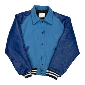 Veste universitaire tendance à col montant imperméable avec broderie sur le devant pour un look décontracté de rue unisexe - Product Image 1