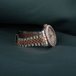 Montre de haute qualité uniquement avec lunette sertie de diamants, personnalisée avec un cadran blanc Mop lumineux, montre hip-hop sertie de diamants Moissanite - Product Image 5