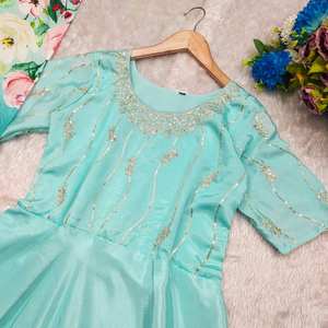 Hermoso vestido Anarkali de seda con trabajo elegante estilo de moda largo paquistaní Salwar Kameez Dupatta para funciones de boda - Product Image 2