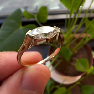 Bague de fiançailles East West Marquise, sertie d'un diamant certifié IGI, élégante et luxueuse - Product Image 2