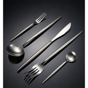 Ensemble de couverts en métal avec différentes textures conçues pour une esthétique raffinée des repas, des maisons, des hôtels, des restaurants, des environnements luxueux - Product Image 5