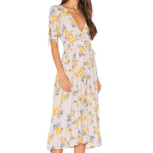 Robe longue maxi en mousseline de soie à imprimé floral pour femme, col halter, manches respirantes, idéale pour les soirées, les fêtes, la plage, les vacances, robe de soleil - Product Image 1