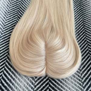 Topper de Cabello Humano Remy Europeo 6x6 con Base de Seda y Cierre de Encaje, PU de Piel Fina, Rubio Cenizo Natural Corto - Product Image 2