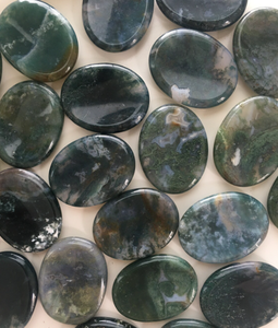 คริสตัลนวดแกะสลักทรงรี หินมอสอาเกตสีเขียวธรรมชาติ หินคลายกังวล ขายแล้ว - Product Image 4