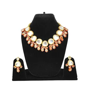 Conjunto de Collar Kundan con Cuentas Naranjas y Aretes Chapados en Oro, Joyería Fina para Novias, con Zirconia como Elemento Principal - Product Image 1