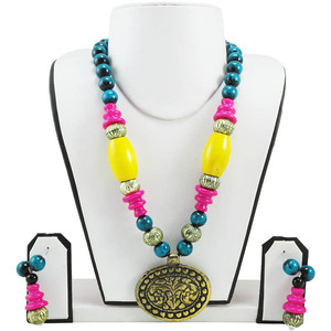 Collier artisanal en résine perlée, rouge, bleu, doré, design rond, élégant et tendance, bijou fantaisie pour femme, pièce maîtresse pour soirée - Product Image 5