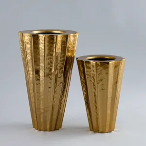 Elegante jarrón de metal decorativo para decoración del hogar, perfecto para exhibir flores frescas o artificiales en la sala de estar o el dormitorio - Product Image 1