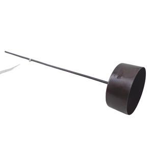 Ensemble de 2 bougeoirs en T en fer gris patiné de taille moyenne pour décoration de table de festival et de fête faite à la main en vrac - Product Image 2