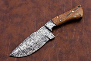Couteau de chasse en acier Damas personnalisable OEM fait à la main manche en bois de rose gaine en cuir à motif torsadé pour EDC - Product Image 5