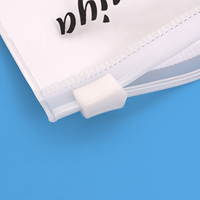 Sac à fermeture éclair en PVC personnalisé avec devant transparent et dos blanc pour les équipements de l'hôtel Pochette de voyage réutilisable pour articles de toilette et échantillons