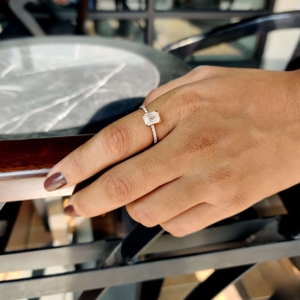 Juego de pavé de solitario de oro sólido de 10kt de confianza Anillos de compromiso de boda de corte esmeralda de moissanita de moda para fiestas y aniversarios - Product Image 2