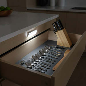 إضاءة درج حديثة بتقنية LED مع مستشعر حركة، طقم من <span class=keywords><strong>4</strong></span> قطع لإضاءة الخزائن للاستخدام الداخلي، تعمل بالاهتزاز وبطارية قابلة للشحن 5 فولت مع مغناطيس - Product Image 4