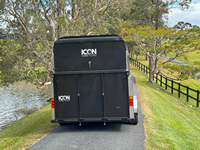 Remorque de transport pour chevaux ICON 3HAL-L500 SN Série Epic Modèle Standard avec châssis galvanisé et frein électrique