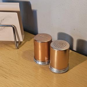 Ensemble de sel et poivre en laiton élégant avec extérieur brillant et système de recharge facile conçu pour les cuisines modernes et les salles à manger sophistiquées - Product Image 1