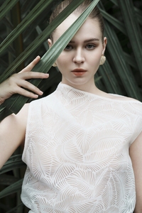 WHITE ANT Vietnam Off-shoulder Tops para mujeres GRACE ASYMMETRIC TOP transparente 72% Viscose28 % poliéster ropa de lujo para mujer - Product Image 5